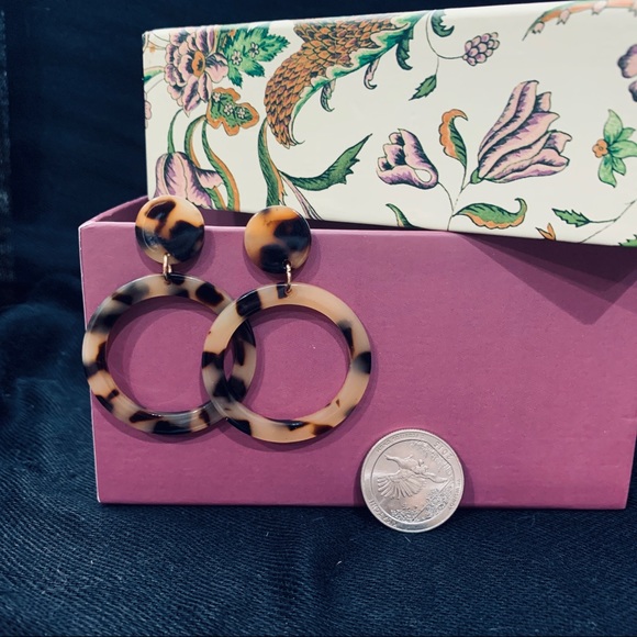 Sophisticated tortoiseshell circle earrings - Picture 2 of 4